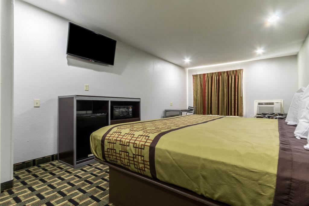 Scottish Inn And Suites Tomball Exterior photo